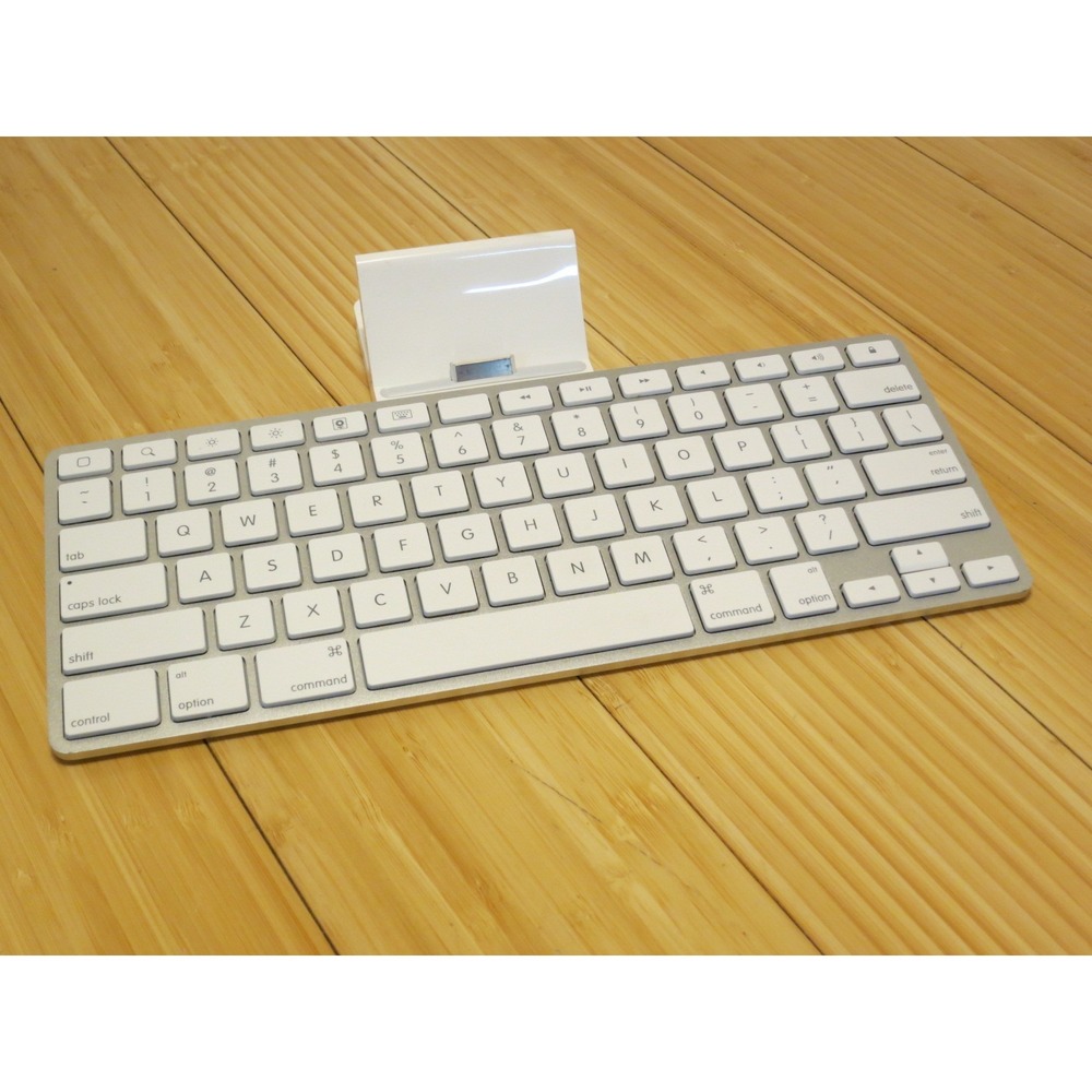 Apple iPad 1/2 Keyboard Dock A1359 30 pin Accessory Lightly Used Docking Station